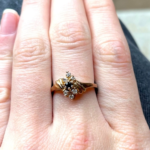 10k Yellow Gold and Sapphire Vintage Ring Size 7 - Picture 3 of 7